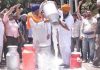 ਅੰਮ੍ਰਿਤਸਰ ਦੋਧੀ ਯੂਨੀਅਨ ਨੇ ਕੁਇੰਟਲ ਦੁੱਧ ਸੁੱਟ ਕੇ ਜ਼ਿਲ੍ਹਾ ਮੈਜਿਸਟ੍ਰੇਟ ਦਫ਼ਤਰ ਵਿਖੇ ਕੀਤਾ ਜ਼ੋਰਦਾਰ ਵਿਰੋਧ ਪ੍ਰਦਰਸ਼ਨ