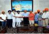 ਸ੍ਰੀ ਦਰਬਾਰ ਸਾਹਿਬ ਦੇ ਸੂਚਨਾ ਕੇਂਦਰ ਵਿਖੇ ਸਕੱਤਰ ਸ. ਕਾਹਲਵਾਂ ਤੇ ਹੋਰ ਅਧਿਕਾਰੀਆਂ ਨੇ ਵਫ਼ਦ ਦਾ ਕੀਤਾ ਸਨਮਾਨ