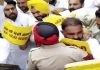 ਪੰਜਾਬ ‘ਚ ED ਛਾਪਿਆਂ ਖ਼ਿਲਾਫ਼ AAP ਦਾ ਪ੍ਰਦਰਸ਼ਨ, ਵਾਹਨਾਂ ਦੇ ਸ਼ੀਸ਼ੇ ਟੁੱਟੇ
